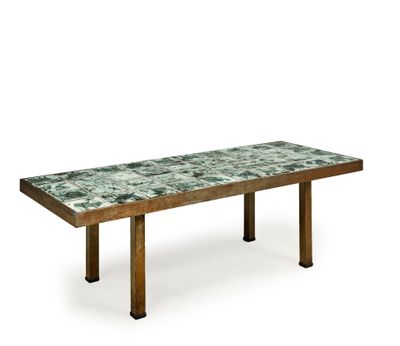 La table est en bois et son plateau est en marbre vert.