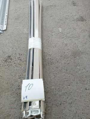 beaucoup de skis posés par terre