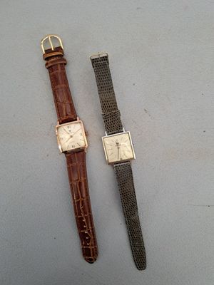 deux montres assises l'une à côté de l'autre sur une table