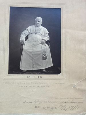 une vieille photo d'une femme en robe blanche
