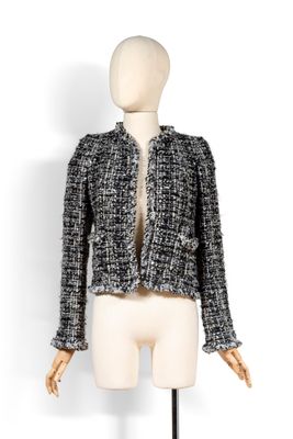 veste en tweed posée sur un mannequin, exposée sur fond blanc