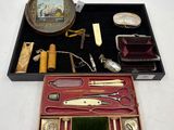 une boîte contenant un grand nombre d'objets différents