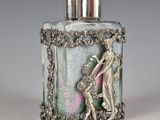une bouteille en verre sur laquelle figurent les portraits d'une femme et d'un homme