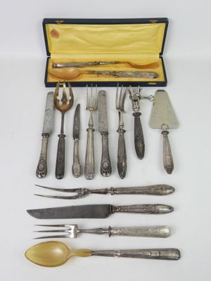 beaucoup d'argenterie dans un coffret sur la table