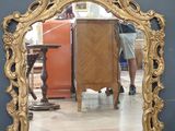 un miroir posé sur le sol devant un mur