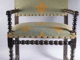 une chaise dont l'assise est rembourrée de vert et de jaune