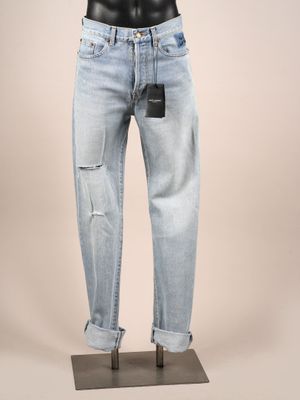 un mannequin vêtu d'un jean et d'un haut noir