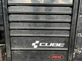 une image représentant une boîte à outils noire avec des roues rouges