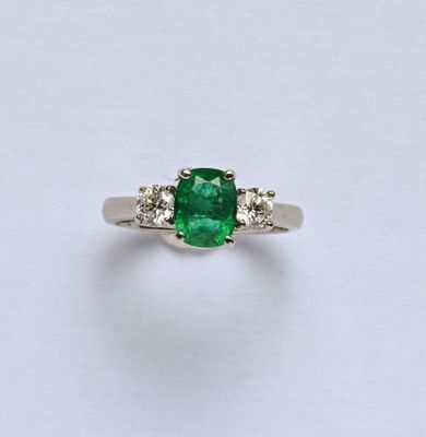 Bague en or gris 18K (750/oo) centrée d'une émeraude coussin…