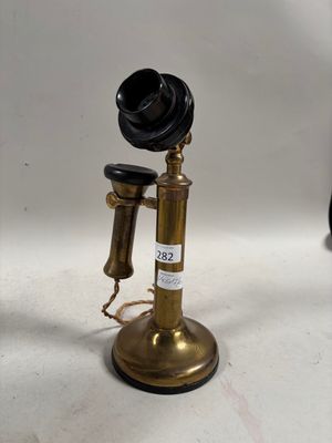 un téléphone posé sur une table
