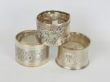 trois serviettes argentées ornées de motifs sur fond blanc