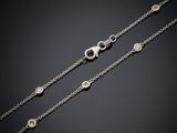 une paire de bracelets à chaîne en argent sertis de diamants sur fond noir