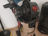 un aspirateur posé par terre à côté d'une cheminée