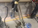 deux aspirateurs posés par terre dans le garage