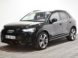 Le SUV Audi Q4 est garé sur un sol à damier