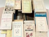un grand nombre de livres empilés les uns sur les autres