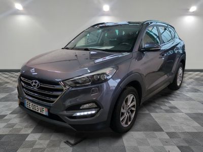 vue de face d'un SUV gris garé sur un sol à damier