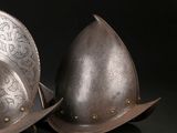 deux casques posés l'un à côté de l'autre