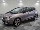 la voiture grise est garée sur un carrelage à carreaux