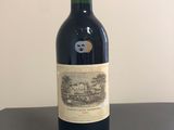 une bouteille de vin posée sur une table