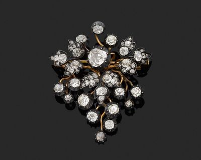 une broche en forme de grappe de diamants, signée Van Cleef