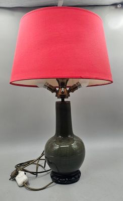 une image représentant une lampe verte surmontée d'un abat-jour rouge