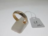 une bague avec une étiquette de prix dessus et une étiquette de prix