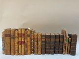 plusieurs vieux livres sont alignés sur une table