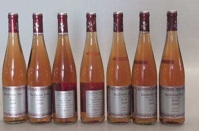 six bouteilles de vin sont alignées sur une table