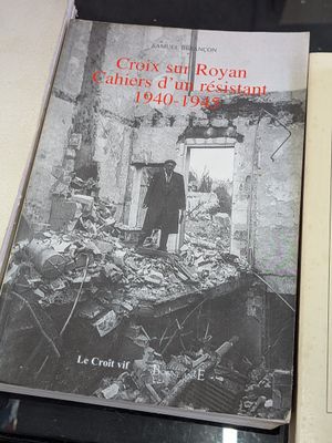 deux livres posés sur une table