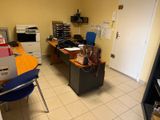 une pièce avec un bureau, une chaise et un ordinateur posé dessus