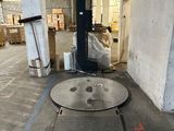 une image représentant une machine dans un entrepôt