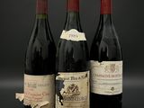 trois bouteilles de vin posées l'une à côté de l'autre sur une table