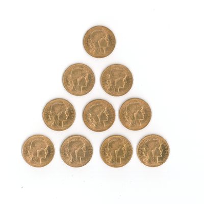un ensemble de cinq pièces d'or disposées en forme de sapin de Noël