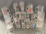 beaucoup de tasses en verre posées sur une table