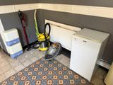une photo d'une pièce où se trouvent un aspirateur et d'autres appareils électroménagers