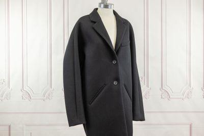 une photo d'un manteau noir sur un mannequin, un mannequin, un mannequin, un mannequin, un mannequin, un mannequin, un mannequin, un mannequin