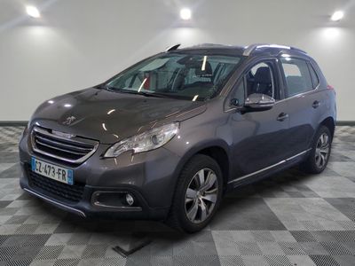 la voiture grise est garée sur un sol en damier dans le garage