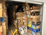 de nombreuses boîtes empilées les unes sur les autres dans un garage
