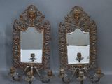 paire de miroirs muraux anciens en fonte, avec appliques et bougeoirs