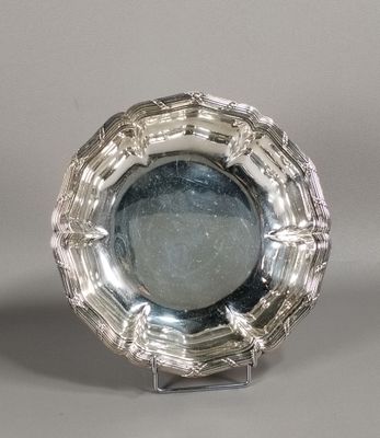 une assiette en argent posée sur un support