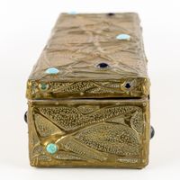 Une boîte à bijoux en laiton repoussé avec des cabochons, da… (photo 4)