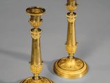 paire de chandeliers anciens en laiton sur fond gris