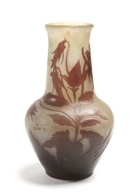 un vase avec un motif sur fond blanc
