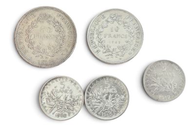 quatre types de pièces différents sont présentés sur une surface blanche