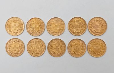 gros plan d'un paquet de pièces d'or sur une surface blanche