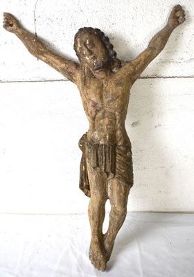 une statue de Jésus sur la croix, posée sur un fond blanc