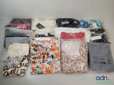 un tas de vêtements posés sur une table