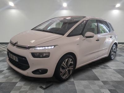 la citrole blanche est garee sur un carrelage en damier