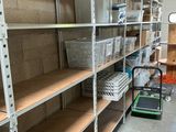 de nombreuses étagères dans le magasin, sur lesquelles sont disposés des paniers et d'autres articles